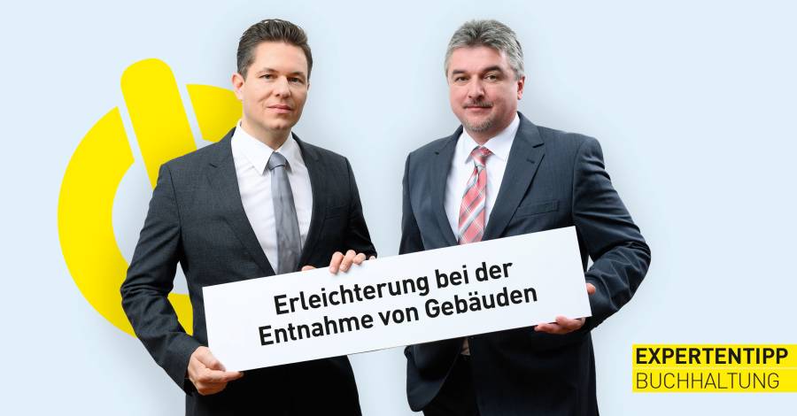 Zwei Personen im Anzug, Hinweis „Erleichterung bei der Entnahme von Gebäuden“.